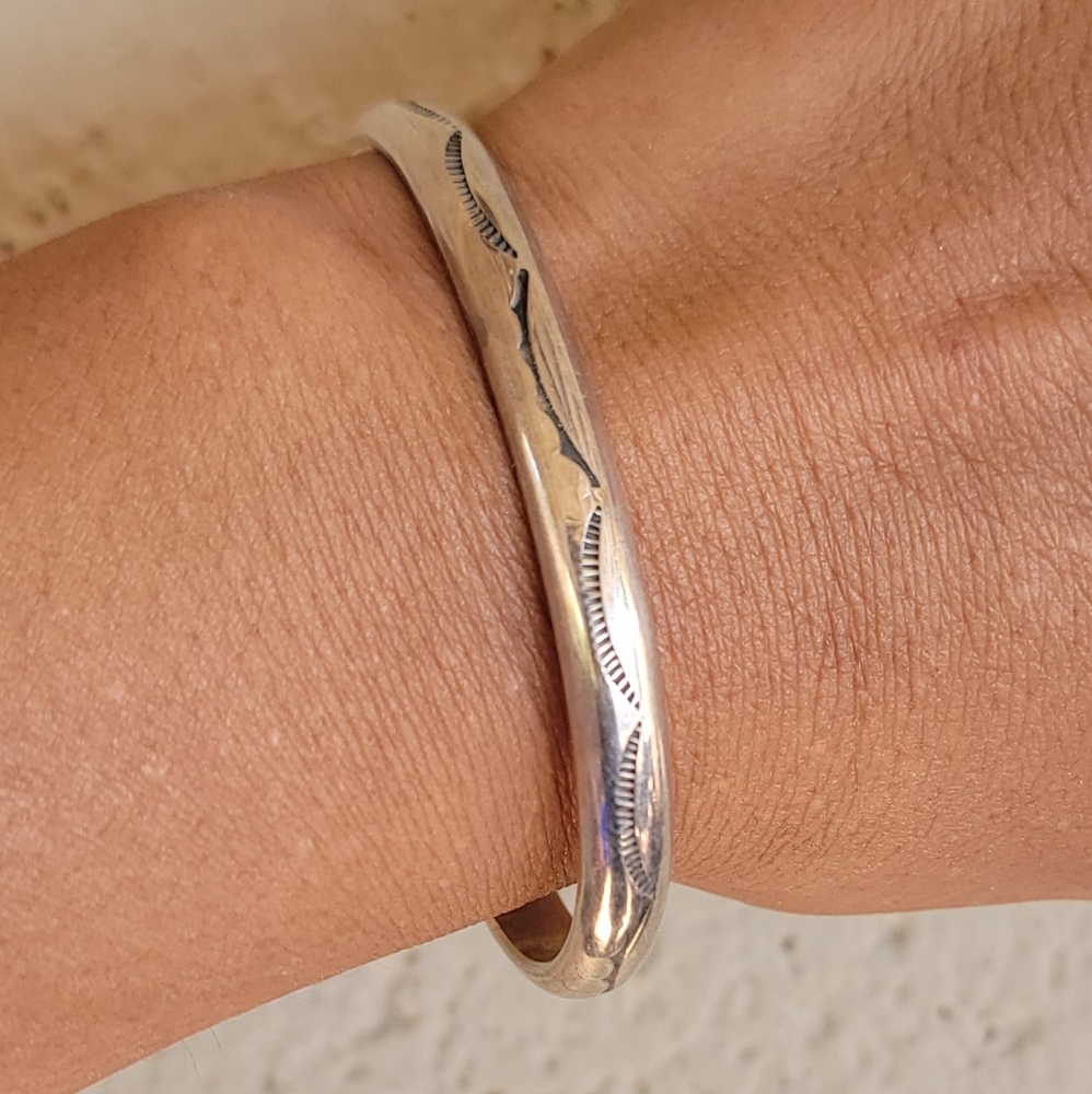 Vintage Native American solid 925 sterling silver moon teeth stampwork bracelet